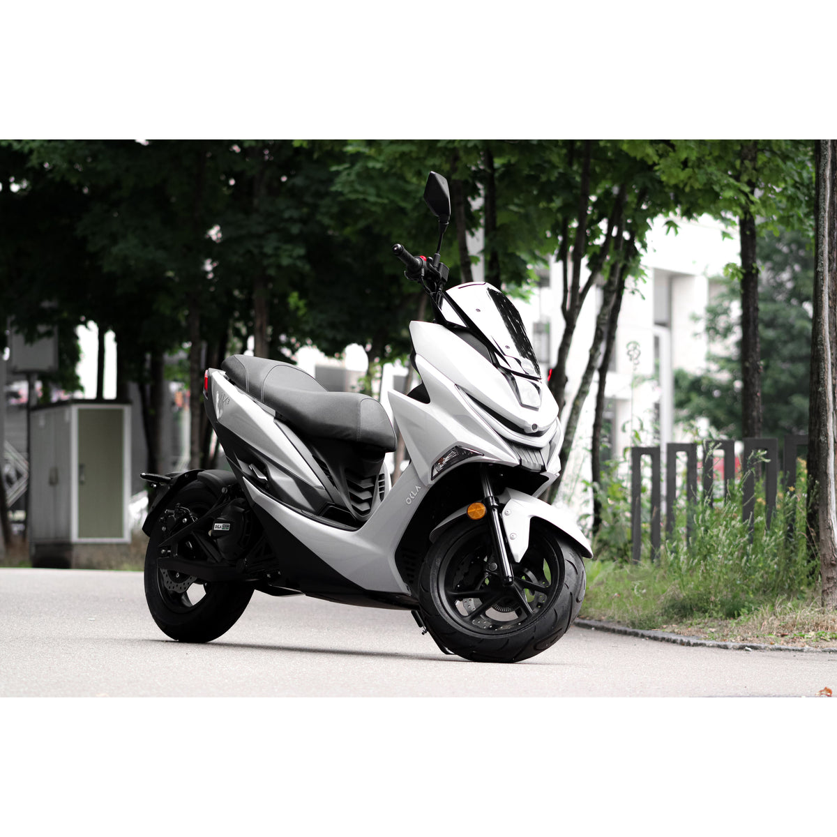 NEXT NX2 scooter elettrico argento silver visuale inclinata all'aperto