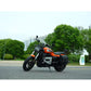 Orangefarbener Citytwister Cruiser mit Fahrer im Freien