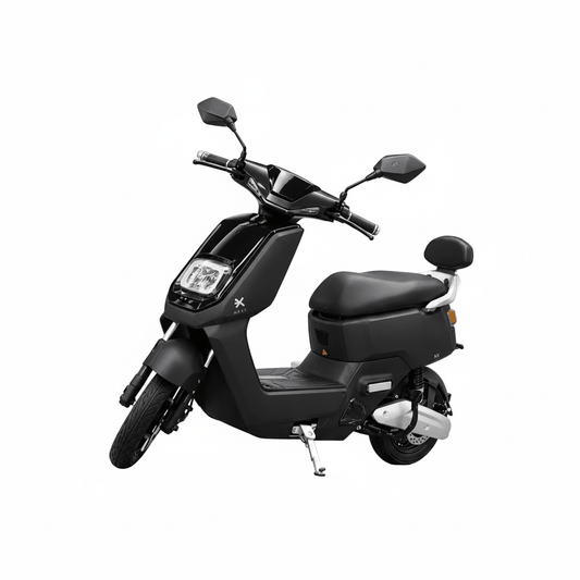 NEXT NX1 scooter électrique avec 25 km/h – version noire dans la vue inclinée de l'avant