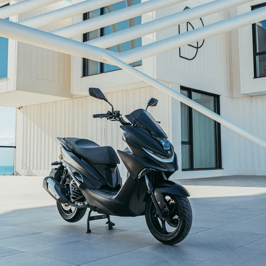 NEXT NX2 125i – 125er Benzinroller vor einem modernen Gebäude