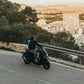 NEXT NX2 125i mit 125 cm³ – Fahrt auf einer Strasse oberhalb der Stadt