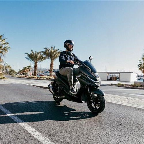 NEXT NX2 125i – 125cc Benzinroller bei einer Fahrt an der Promenade