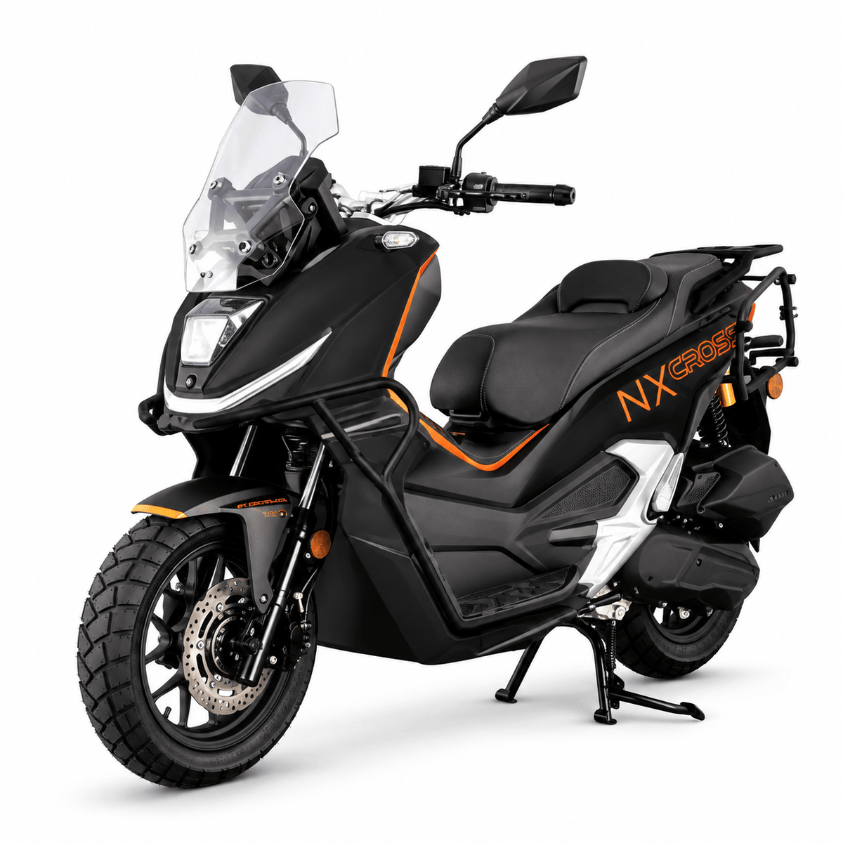 NEXT NXCross 125i in Schwarz mit orangefarbenen Akzenten – Schrägansicht vorne