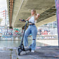 NIU KQi 100F E-Scooter – Lifestyle-Ansicht